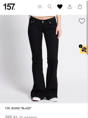 Svarta bootcut jeans full length - Säljer ett par svarta bootcut jeans i Y2K-stil med låg midja och utsvängda ben. Jeansen har klassiska fem fickor och silverfärgade knappar. Perfekta för dig som gillar retrovibbar och vill ha en trendig siluett. Aldrig använda, säljer för 200 därav jeansen kostar normalt 400