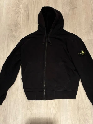 Stone island zip! - Stone island zip, M, svart, ny pris 2499kr! Dm vid frågor! 
