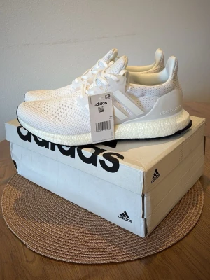 Adidas Ultraboost 1.0 - Adidas Ultraboost 1.0, Skick: 10/10 – helt oanvända, kommer med originalbox. Vid frågor eller intresse, skicka gärna ett DM.