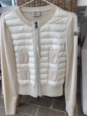 Moncler cardigan  - Moncler Cardigan Dam, i mycket fint skick. Storlek XS/S