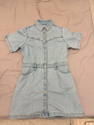 Jeans klänning  - Säljer denna otroligt fina jeans klänningen från levi’s då den blivit för stor för mig. Den finns tyvärr inte längre i butik eller på hemsidan. Nypris är 850kr