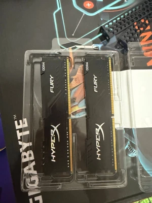 HyperX Fury DDR4 RAM 2x8GB - Säljer två svarta HyperX Fury DDR4 RAM-minnen, 8GB vardera. De har en stilren design med svart kylfläns och tydlig HyperX-logga. Perfekt för dig som vill uppgradera datorns prestanda och få snabbare respons i spel och program.