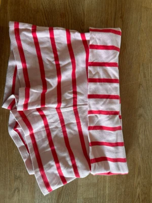 Randiga shorts med bred resår  - Säljer ett par ljus rosa shorts med mörkrosa ränder och bred resår i midjan. Shortsen har en avslappnad passform och är perfekta för varma dagar. Tillverkade i mjukt bomullstyg för extra komfort. Från Gina Tricot,inprinsip o andvända.