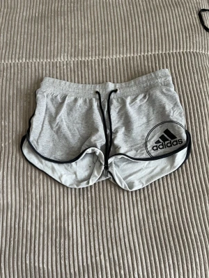 Tränings shorts - Mjukis/träningsshorts från adidas