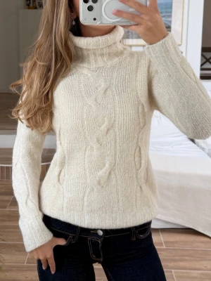 Stickad tröja i kid-mohair - Mjuk, inte stickig. 70% kid mohair. Frakt 24h. 