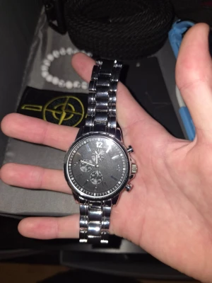 Klocka silver Pier one - Säljer en snygg herrklocka i silverfärgat metallarmband och svart urtavla. Klockan har kronograf-detaljer och tydliga indexmarkeringar. Pier one klocka köpte den på zalando förra året bra kvalite inte mycket använd tog precis bort plasten som satt på klockan då jag inte visste att den var på😅 kom med pris tänker mig 400kr HAR EXTRA LINKS SÅ DU KAN GÖRA SÅ DEN PASSAR DIG