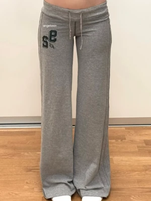 abercrombie & fitch low waist yoga pants  - så snygga med mörkgrön text mycket bra vintage skick storlek xs på lappen men passar xs/s stretchig och justerbar midja innerbenslängd 76 cm