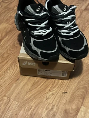 Asics gel nyc - Asics gel nyc förutom att plattorna på undersidan gar gått av så är dem i perfekt skick 