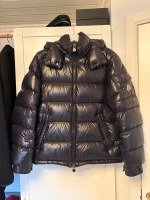 Moncler Maya  - Dags att sälja min fina Maya jacka då den tyvärr har blivit för liten, finns absolut inte att anmärka på den är i toppskick.  Årsmodell: 2020 Storlek: 3 Skick : 8/10  Tags och og finns  Skriv vi frågor och funderingar!