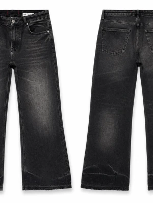 Svarta raka jeans med rå kant - Snygga svarta jeans från Zara med rak passform och trendig rå kant nertill. Jeansen har klassisk femficksdesign och en lätt tvättad look som ger en cool vibe. Perfekta för dig som gillar en avslappnad men stilren stil.