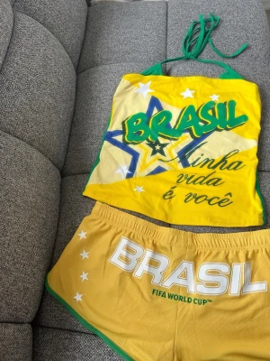 Brazil FIFA World Cup set - 🇧🇷💛 Bershka FIFA World Cup 2026™ Brazil set – topp + matchande shorts. Helt nytt och aldrig använt! Säljes tillsammans som ett set.