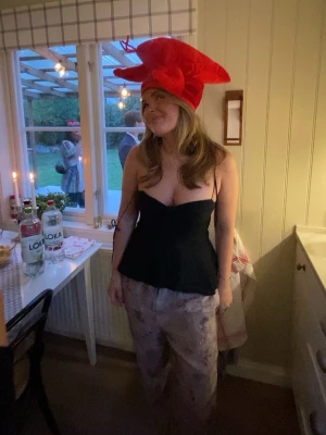 Svart axelbandslös topp med volang Zara - Snygg svart topp med axelbandslös design och tunna axelband. Toppen har en lätt utsvängd volang nedtill och markerad midja som ger en feminin siluett. Perfekt fest topp från Zara. Perfekt för dig som vill ha en stilren och trendig look.