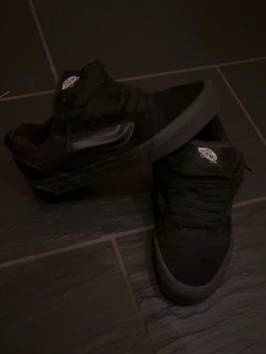 Svarta Vans knu skool  - Svarta vans knu skool, perfekt chunky sko som passar till nästan allt. Väldigt sparsamt använda, i nyskick. Inga defekter. Väldigt sköna, Chunky sko som passar till de flesta moderna stilar. Skriv om du har någon fråga! 