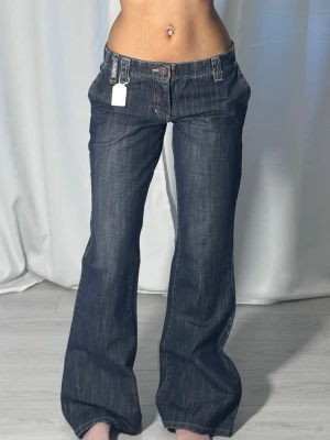 Bootcut jeans 10184  - Midjemått: 37cm. Gren: 20cm. Innerbenslängd: 81cm. Kolla in min profil, följ för fler plagg🙌