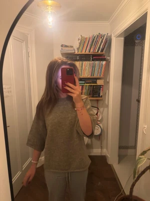 Beige stickad tröja.  - Mysig beige stickad tröja med rund hals och trekvarts ärmar. Jättemysig och skön och perfekt inför hösten 🍂och går att styla med så många outfits som helst⭐️