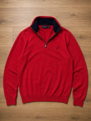 Röd tröja från Nautica i bomull XL - Snygg röd tröja från Nautica i 100% bomull. Klassisk modell med rund hals och ribbade muddar. Perfekt för dig som gillar enkel och stilren design med en sportig touch.