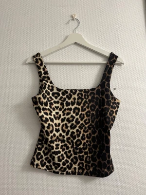 Leopard linne - Ett jättefint leopard linne, i superfint skick🐆