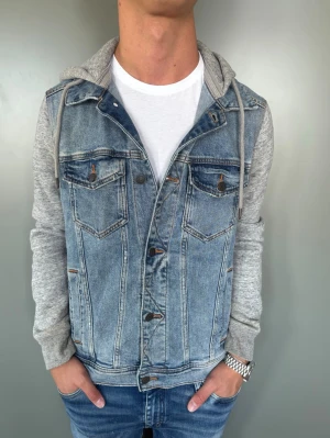 Jeans Overshirt - Strl - S | Skick - 10/10 | Nypris - ca 1000kr | Vid minsta lilla fundering är det bara att höra av sig!