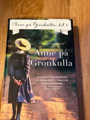 Anne på Grönkulla del 1 - En klassisk roman av L. M. Montgomery om elvaåriga Anne som kommer till Grönkulla. Bok 1 i serien. Boken är i väldigt bra skick då den inte är läst och bara har stått i min bokhylla. Frakt ingår ej