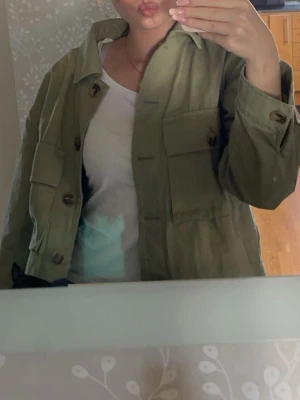 Grön casey jacket bubbelroom - Den är köpt på bubbelroom för 600kr och är lite använd men i bra skick💞