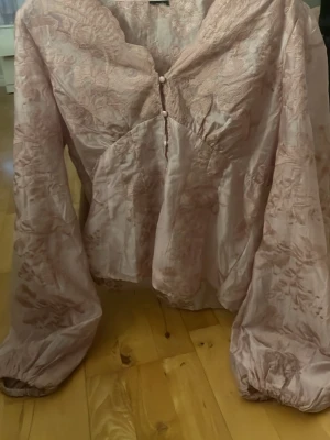 Rosa blus  -  Säljer en rosa spetsblus med fint mönster från Gina Tricot aldrig använd men kommer inte till användning så säljer den därav!
