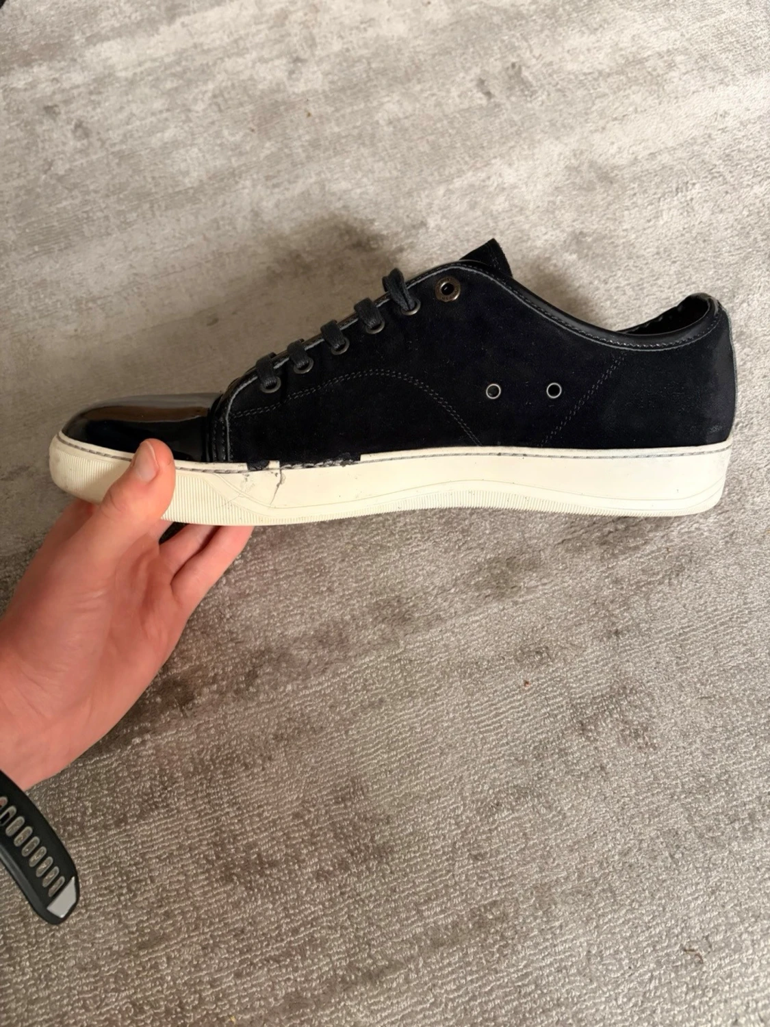 Svarta sneakers med lackdetaljer - 5