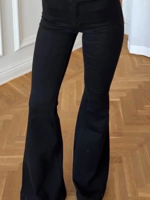 ALOBHA label jeans - Säljer mina ALOBHA label jeans som jag endast använt en gång. De är i storlek 42, se bilder för storlekshjälp❤️hör av dig vid frågor!!!