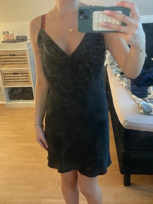 Svart kort klänning  - Fin klänning från forever 21 säljer pågrund av att den inte är i min storlek den är i jätte bra skick , skriv om du undrar något 💕