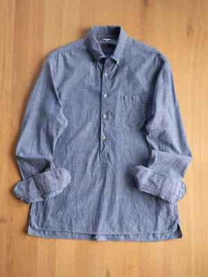 Stenströms Popover Shirt, size L - Säljer en blå skjorta i bomull med knappar framtill och bröstficka. Skjortan har en avslappnad passform och klassisk krage. Perfekt för en chill och stilren look.