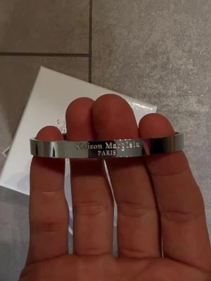 Maison Margiela Armband - Armband från Maison Margiela, väldigt bra kvalité. Det är i 925 silver med polerad finish. Helt nytt och passar alla storlekar. Hör av dig vid fler frågor!
