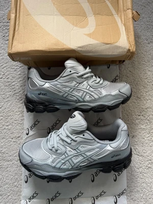 Asics Gel-NYC - Gråa Asics Gel-NYC, väldigt fräscha perfekta inför våren. För mer bilder eller frågor är det bara att skriva!