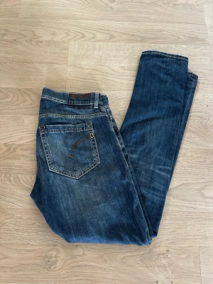 Nya dondup George - Säljer ett par riktigt fina Dondup George jeans i storlek 34. Köpte hem dem men blev tyvärr inte rätt för mig, så säljer dem vidare. De är nya och har fortfarande tags kvar, så skicket är verkligen kanon. Riktigt snygg blå färg med fina detaljer och en väldigt bra passform.  Modell: Dondup George / UP232 DS107U.  Nypris är betydligt högre, så tänker mig 899 kr men är öppen för rimliga bud. 😊  MVH Melwin