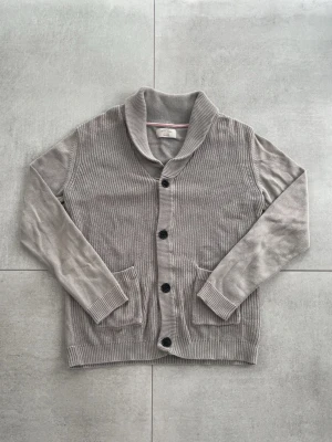 Cardigan  - Tjo! En sjukt snygg kofta/cardigan ifrån Jack and Jones! Storlek M | skick 10/10 | färg grå | stickad cardigan | passar helt perfekt nu till hösten och i skolan och till allt🕺hör av dig vid mer frågor eller funderingar! Mvh Gradioso