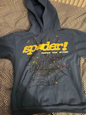 Blå Sp5der hoodie  - Säljer en fet blå sp5der hoodie, använd 2-3 gånger. Stl S
