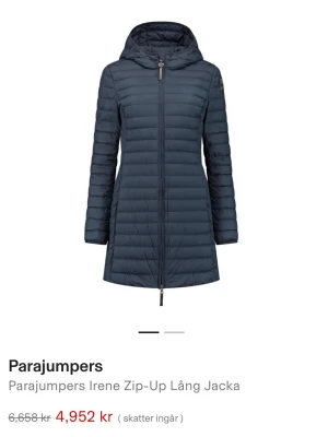 Svart lång dunjacka Parajumpers - Snygg svart lång dunjacka från Parajumpers med huva och dragkedja framtill. Jackan har quiltad design, smal passform och diskret logga på ärmen. Perfekt för kalla dagar och ger en stilren look.