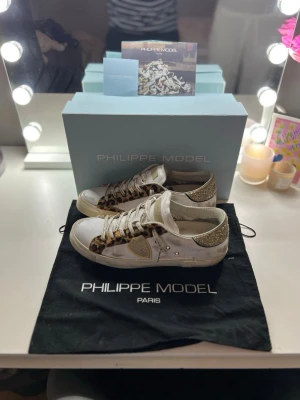 Philippe Model skor - Hej, säljer dessa Philippe Model skorna med leopard mönster, i storlek 40, jag har 39 så passar lite mindre, de är självklart äkta! Box, dustbag och två kort tillkommer.