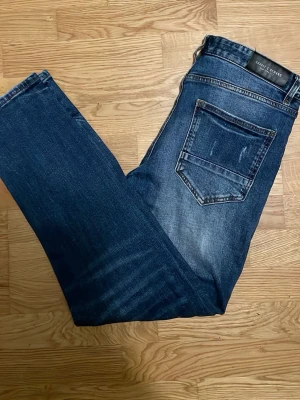 Supply Demand jeans - Säljer ett par mörkblå jeans från Supply and Demand. Finns inga tecken på användning. Jag tycker dome snygga men råkade beställa för stora.