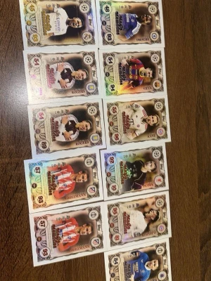 Samling fotbollskort Champions League - Säljer en samling fotbollskort från Champions League-serien. Korten har olika spelare i färgglada matchställ och holografiska detaljer. Perfekt för dig som gillar att samla på sportkort och fotbollsstjärnor.