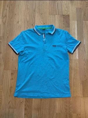 Hugo boss pike - Hej! Säljer en Hugo boss piké som är i nyskick!  Storlek medium.  Hör av er för mer info// Köpt via NK i Stockholm