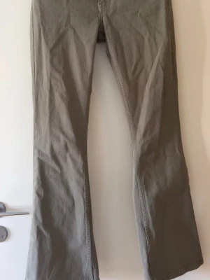 Assnygga bootcut jeans💕 - Säljer dessa supersnygga och bekväma militärgröna jeans i modellen ”low boot” från Lager 157 i längden short. Storlek S men skulle mer säga att de är xs. Använda en gång och har inga defekter. Originalpris är 400kr. Passar perfekt till hösten. Tveka inte att kontakta vid fler frågor💚  Midjemått (tvärs över) - 37 cm Innebenslängd - 74 cm
