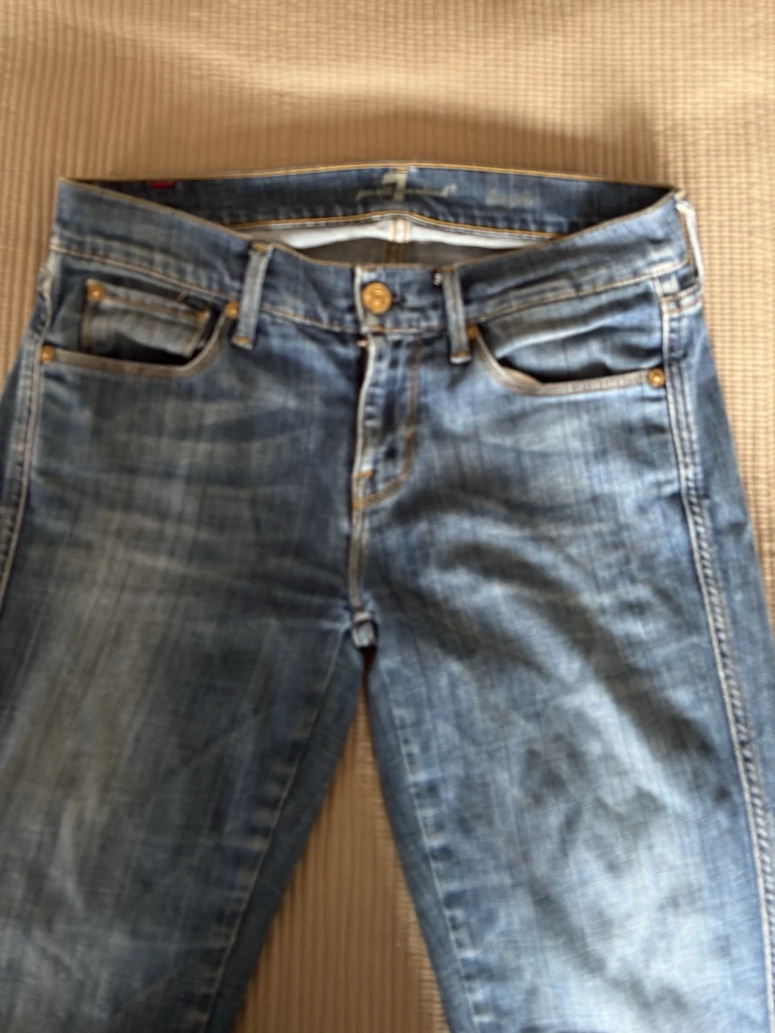 Blå bootcut jeans med slitningar från 7 for al mankind - 1