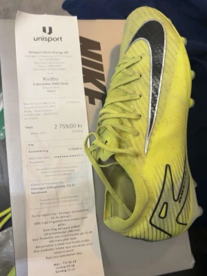 Elite Nike Zoom Mercurial fotbollsskor - Säljer ett par Nike Zoom Mercurial fotbollsskor i en skarp gul färg.Perfekta för dig som vill sticka ut på matchen. Köpta för 2800 kr och kommer med kvitto och låda. Bara andvända i några månader