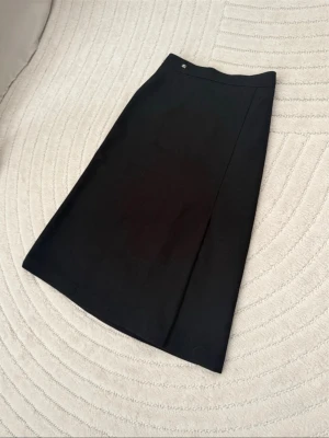 Pennkjol - Sitter fint, drar åt vid midjan. I kostym material. Knälängd på mig som är 165cm