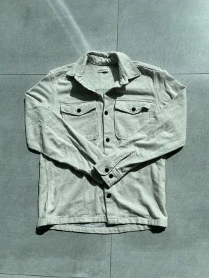 Overshirt  - Tjo! En snygg overshirt ifrån Jack and Jones | skick 10/10 | färg: beige/vit | storlek M | använd som en jacka/överskjorta nu under skolan och nu till hösten! Perfekt till allt, hör av dig vid mer frågor eller funderingar🕺mvh gradioso