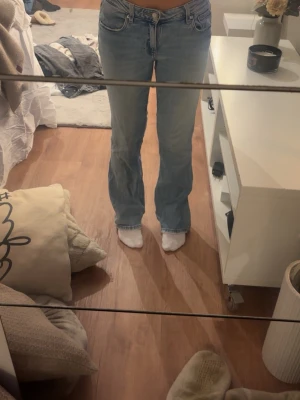 Ljusblå bootcut jeans - Lite skrynkliga på bilderna men dom är inte så om man bara inte förvarar dom nertryckta i en låda som jag hehe🥰