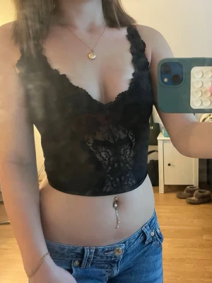 Svart spets topp - Denna toppen är använd runt 3 gånger , den är från shein men skulle säga att de är bra kvalitet och den är i bra skick , skriv vid frågor 💕