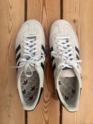 Adidas Spezial vita sneakers - Säljer ett par Adidas Spezial sneakers i vitt mocka, använda enbart en gång. Nypris 1250kr