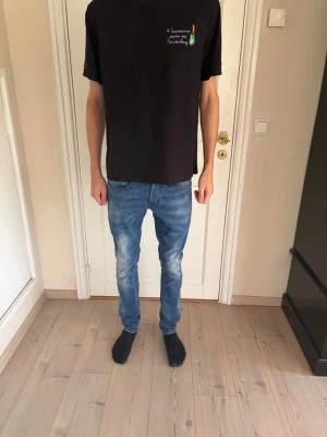 Dondup Jeans - Dondup jeans i den sällsynta blue coral washen. Nyskick, köpta för 3499kr på W19 Göteborg. Modellen är ”George” och är i storlek 30. Tveka inte på att höra av dig vid frågor! Priset går att diskutera.