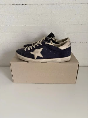 Golden goose - Snygga blå sneakers från Golden Goose i använt, men bra och välbehållet skick. Köpta från Miinto för 5500 år 2024. Orginalkartong, äkthetsbevis-Golden Goose passport- och dustbag medföljer. Storlek 41-42 