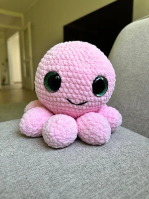 Rosa bläckfisk gosedjur - Supergulligt rosa bläckfisk gosedjur med stora glittriga gröna ögon och ett mjukt, fluffigt material. Perfekt som dekoration eller mysig kompis i soffan. Den har åtta ben och ett sött leende.
